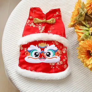Détail de gilet rouge de fête pour animaux avec broderie lion et bordure peluche