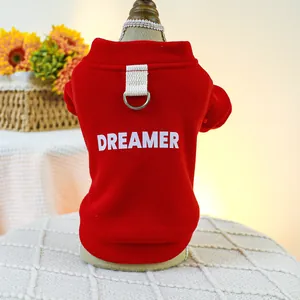 Details des roten Hunde-Hoodies mit DREAMER-Druck und Metall-D-Ring für die Leine