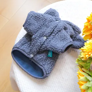Détail du gilet en polaire gris foncé pour animaux avec boutons et étiquette logo