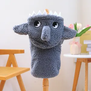 Sweat à capuche requin en peluche grise pour petits chiens et chats sur mannequin