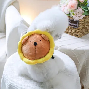 Lindo mochila de león de peluche marrón con volante amarillo para perros y gatos