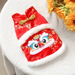 Détail d'une robe chinoise rouge pour chien avec motifs dorés et broderie de lion
