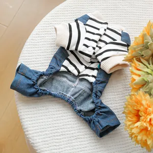 Dettaglio di una tuta a righe per animali con pantaloni in denim e bottoni su pile bianco