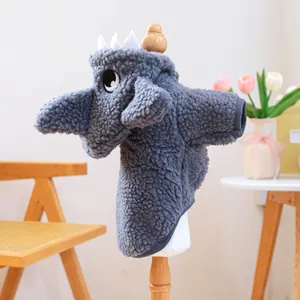 Détail d'un sweat à capuche gris en polaire pour chien avec motif requin et tissu doux