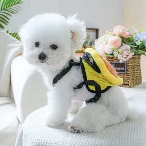 Lindo perro con mochila de felpa en forma de aguacate y correas ajustables