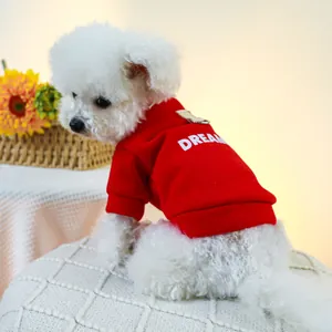 Makroaufnahme eines roten Hunde-Hoodies mit D-Ring und weißem DREAM-Aufdruck