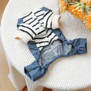 Dettaglio della tutina a righe per animali con pantaloni in denim e cuciture arancioni
