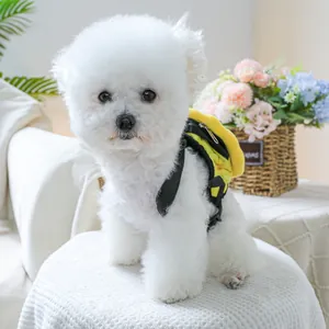 Detalle del arnés de felpa con forma de abeja y correas ajustables para perro blanco