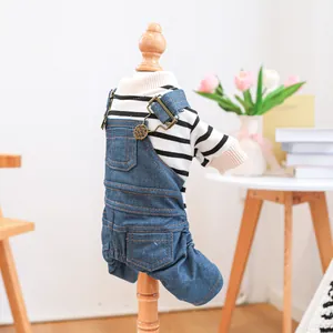 Dettaglio maglietta a righe per cani con salopette in denim e bottoni in metallo