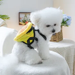 Detalle de una linda mochila amarilla para mascotas con correas ajustables en un perro