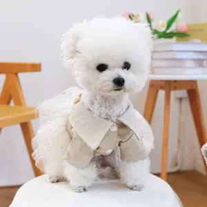 Détail d'une robe pour chien en similicuir beige avec jupe en tulle blanc scintillant
