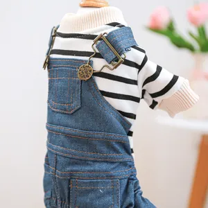 Dettaglio della salopette di jeans per animali con bottoni incisi e maglia a righe