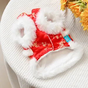 Détail du gilet festif rouge pour chien avec motifs floraux dorés et bordure en fourrure