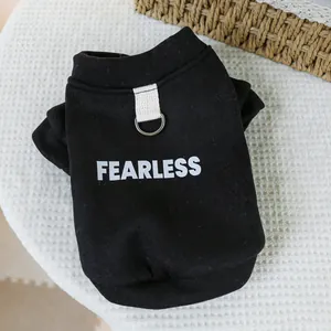 Nahaufnahme der schwarzen Hundeweste mit FEARLESS Aufdruck und D-Ring für die Leine