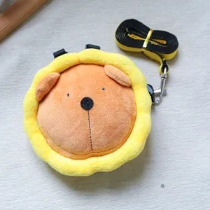 Detalle de la mochila para mascotas con forma de león y gancho de correa ajustable