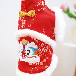 Détail d'un costume Tang rouge pour animaux avec broderie lion et bordure en fourrure