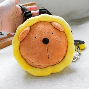 Detalle de arnés de peluche para mascotas con forma de león y correas ajustables