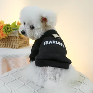 Detail des schwarzen Haustier-Hoodies mit weißem Fearless-Druck und Metall-D-Ring-Öse
