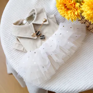 Robe beige pour animaux en similicuir avec jupe en tulle à paillettes et chaîne