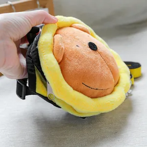 Detalle de la mochila para perro de león de peluche con cremallera y correa ajustable