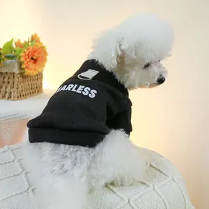 Detail eines schwarzen Hunde-Sweatshirts mit Fearless-Aufdruck und Leinen-D-Ring