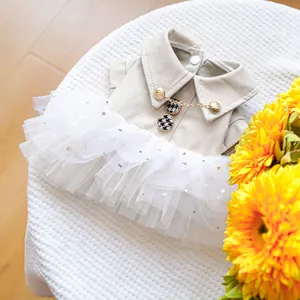 Détail d'une robe pour animal en similicuir beige et jupe en tulle à paillettes