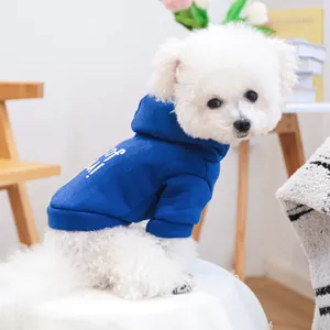 Felpa con cappuccio blu reale per animali con stampa grafica su piccolo cane bianco