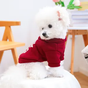 Détail d'un sweat à capuche bordeaux pour animaux avec imprimés blancs sur un chien