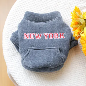 Dettaglio della felpa con cappuccio New York grigio scuro con ricamo e trama a coste
