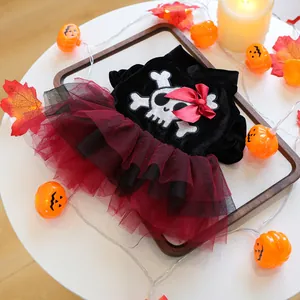 Detail van Halloween huisdierjurk met fluwelen lijfje, schedel en tule rokje