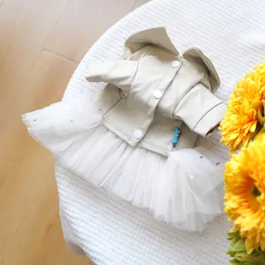 Détail d'une robe pour chien avec col en similicuir beige et jupe en tulle étoilé