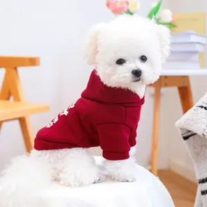Sweat à capuche rouge foncé pour chiens et chats avec imprimé graphique et polaire douce