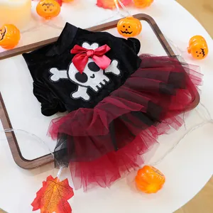 Detail van Halloween piraten hondenjurk met pailletten schedel en gelaagde mesh rok