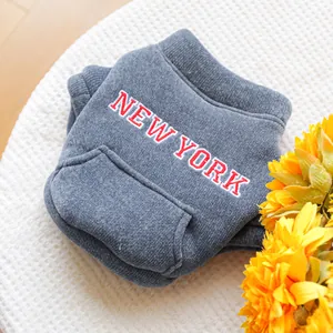 Felpa grigia New York per cani e gatti con tasca decorativa in morbido tessuto
