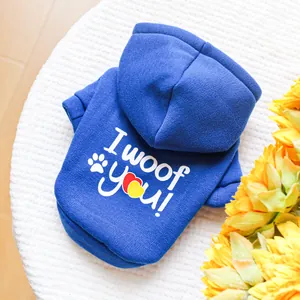 Dettaglio della felpa blu per animali con scritta I woof you e polsini a costine