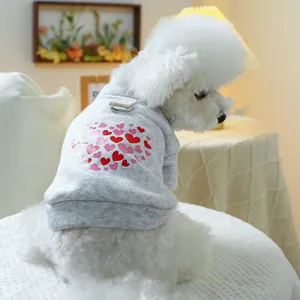 Nahaufnahme von grauem Hunde-Sweatshirt mit Herzmuster und einem metallenen D-Ring für Leinen