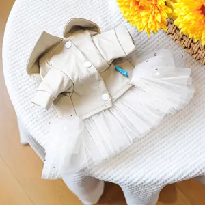Détails de la robe pour animal en similicuir beige avec tutu en tulle blanc et paillettes