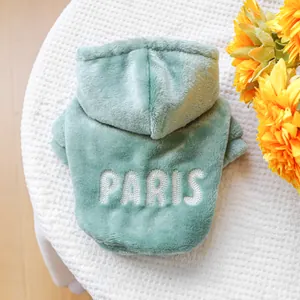 Détail du sweat à capuche en polaire vert sauge avec broderie PARIS pour animaux
