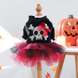 Detail van Halloween huisdierjurk met schedelpatroon en rode satijnen strik