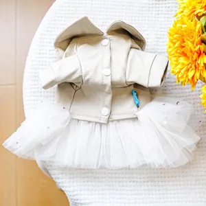 Détail d'une robe pour animaux avec haut en cuir beige et jupe en tulle à paillettes