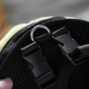 Detalle del arnés para mascotas de nailon con hebilla segura y anillo en D de metal