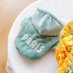 Sweat à capuche en flanelle verte pour animaux avec broderie Paris blanche au dos