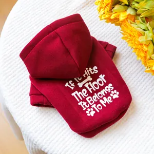 Sweat à capuche bordeaux pour animaux avec motifs d'os sur fond en maille blanche