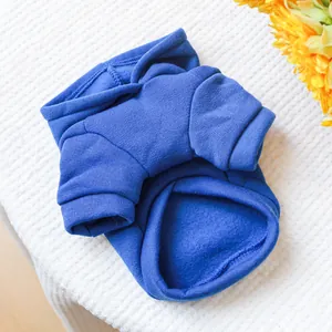 Dettaglio felpa blu per animali con fodera in pile calda e polsini a costine elasticizzati