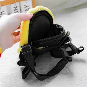 Detalle de mochila de felpa amarilla para mascotas con correas y hebilla ajustable