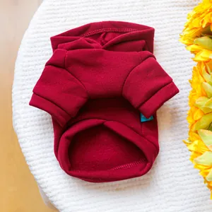 Détail du sweat à capuche bordeaux pour animaux avec doublure polaire et poignets