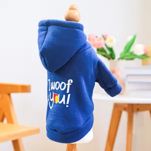 Felpa con cappuccio blu scuro per animali con stampa I woof you su gruccia in legno