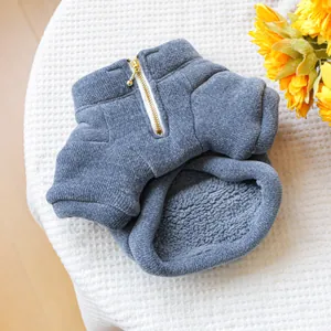 Dettaglio gilet caldo per cani con fodera peluche, tessuto a coste e zip in metallo dorato