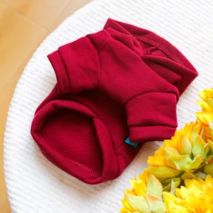 Détail de la doublure polaire chaude et de l'étiquette tissée bleue sur le sweat pour chat