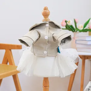Détail d'une robe pour animal en similicuir beige avec jupe en tulle à paillettes